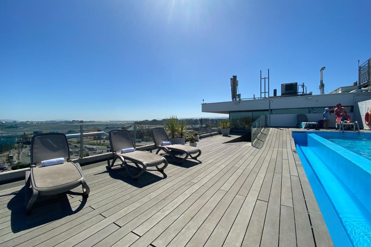 Wyndham Concepcion Pettra Otel Dış mekan fotoğraf Rooftop pool at the hotel