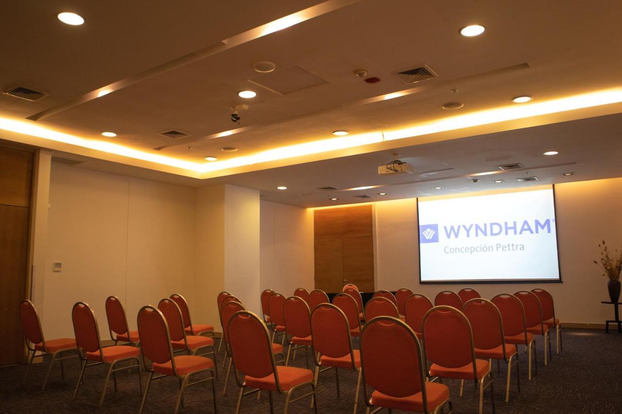 Wyndham Concepcion Pettra Otel Dış mekan fotoğraf A meeting room at the hotel