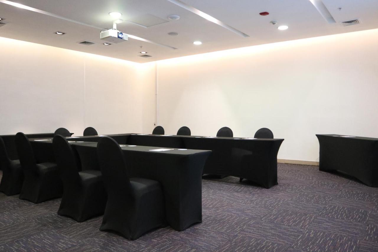 Wyndham Concepcion Pettra Otel Dış mekan fotoğraf A meeting room at the hotel