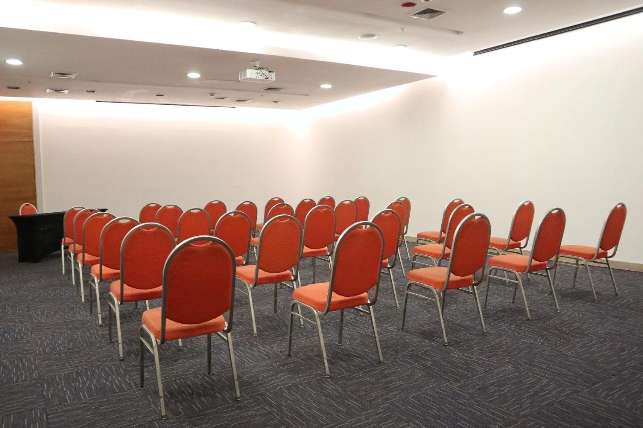 Wyndham Concepcion Pettra Otel Dış mekan fotoğraf A typical meeting room