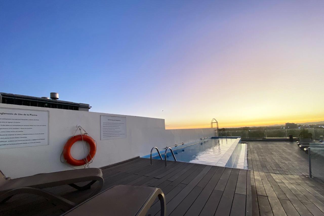 Wyndham Concepcion Pettra Otel Dış mekan fotoğraf Rooftop pool at the hotel