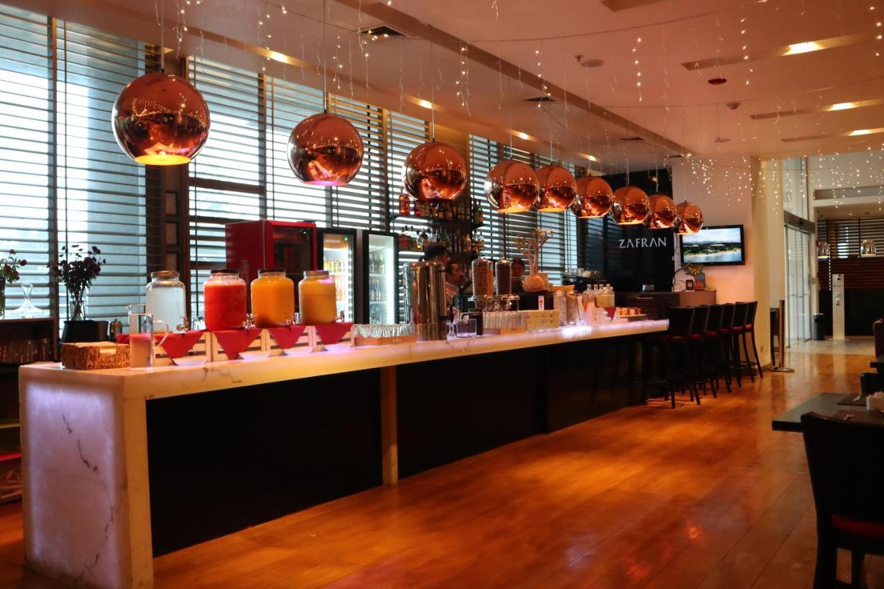 Wyndham Concepcion Pettra Otel Dış mekan fotoğraf The bar at the lounge