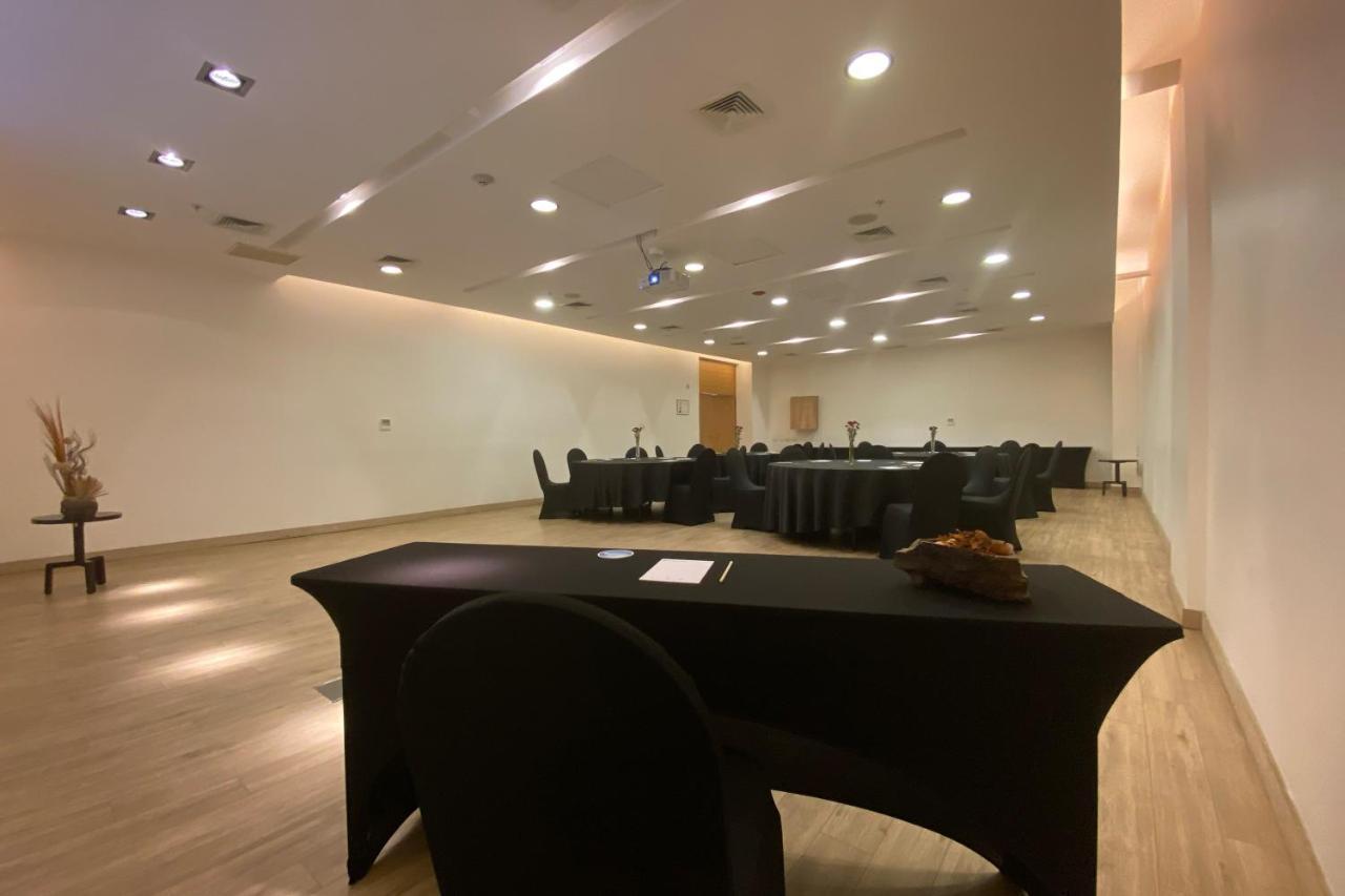Wyndham Concepcion Pettra Otel Dış mekan fotoğraf The interior of the meeting room