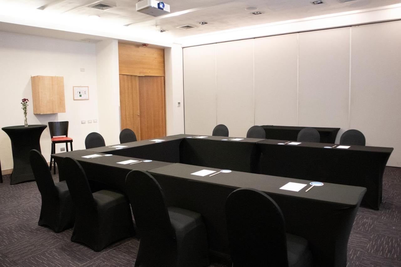 Wyndham Concepcion Pettra Otel Dış mekan fotoğraf A meeting room at the hotel