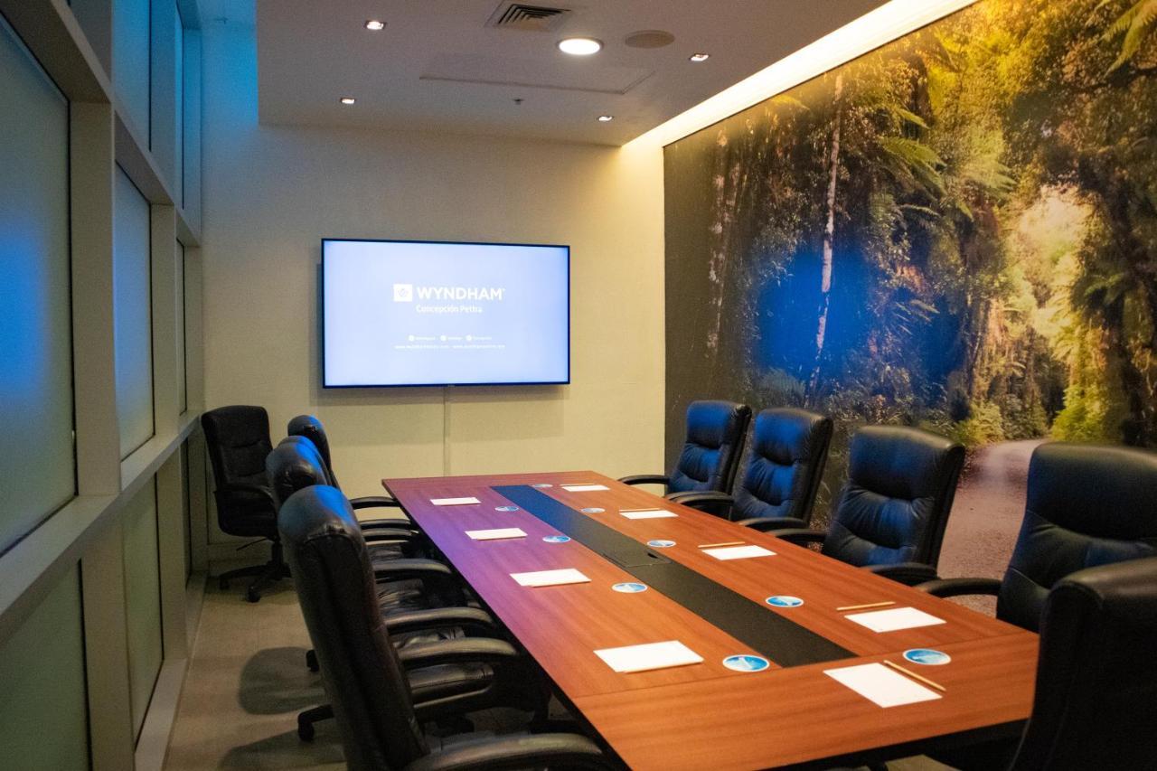 Wyndham Concepcion Pettra Otel Dış mekan fotoğraf A meeting room at the headquarters of the National Oceanic and Atmospheric Administration