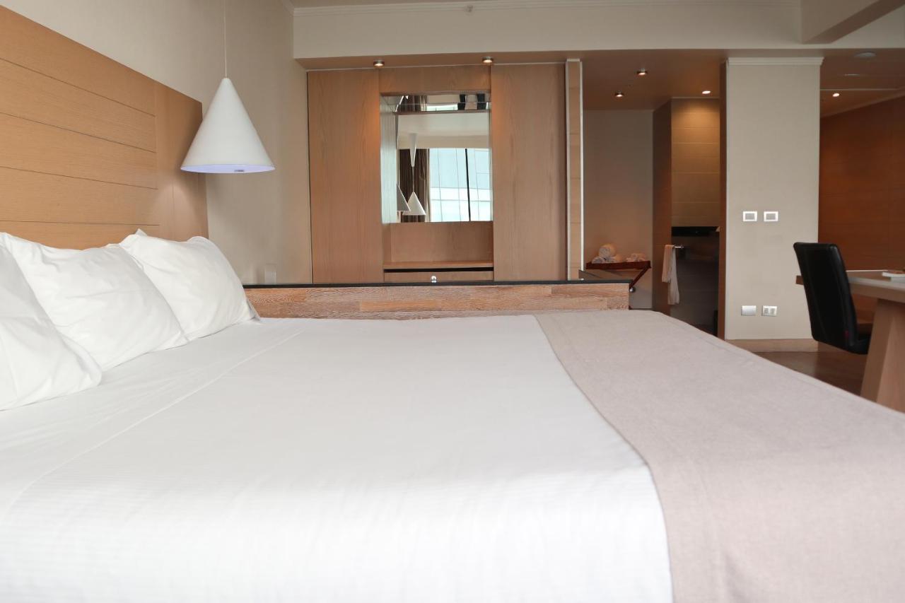 Wyndham Concepcion Pettra Otel Dış mekan fotoğraf A room at the hotel