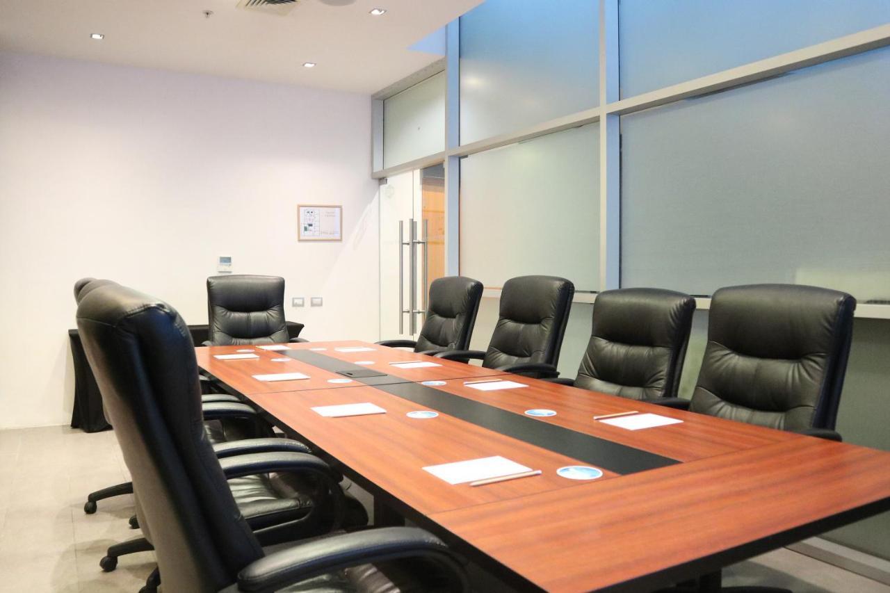 Wyndham Concepcion Pettra Otel Dış mekan fotoğraf A conference room