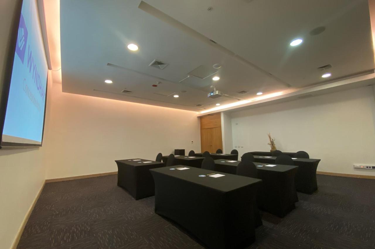 Wyndham Concepcion Pettra Otel Dış mekan fotoğraf A meeting room at the National University of Singapore