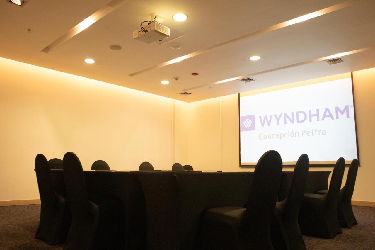 Wyndham Concepcion Pettra Otel Dış mekan fotoğraf A meeting room at a hotel