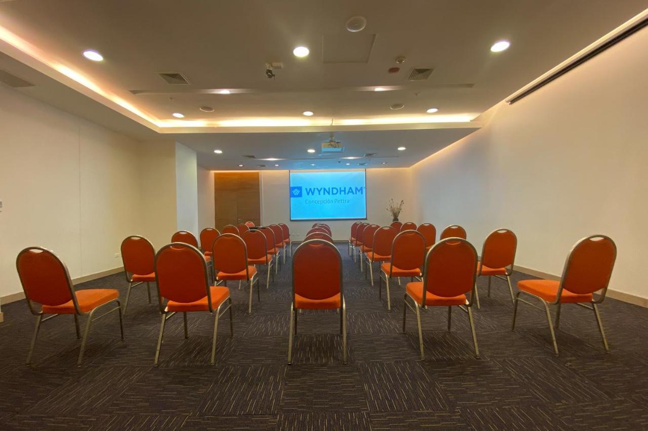 Wyndham Concepcion Pettra Otel Dış mekan fotoğraf Meeting room at Wyndham Garden, Bangkok