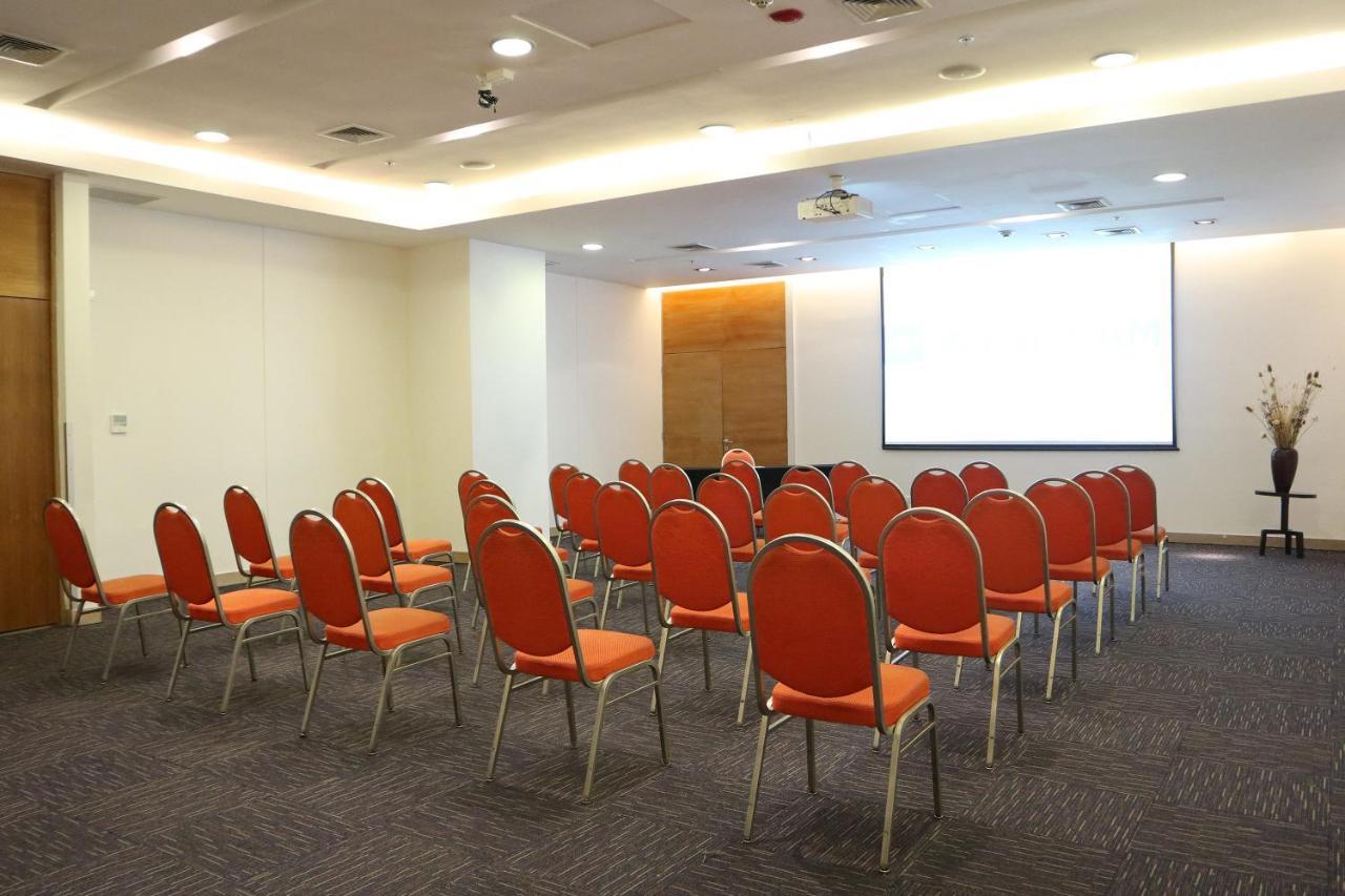 Wyndham Concepcion Pettra Otel Dış mekan fotoğraf A typical meeting room