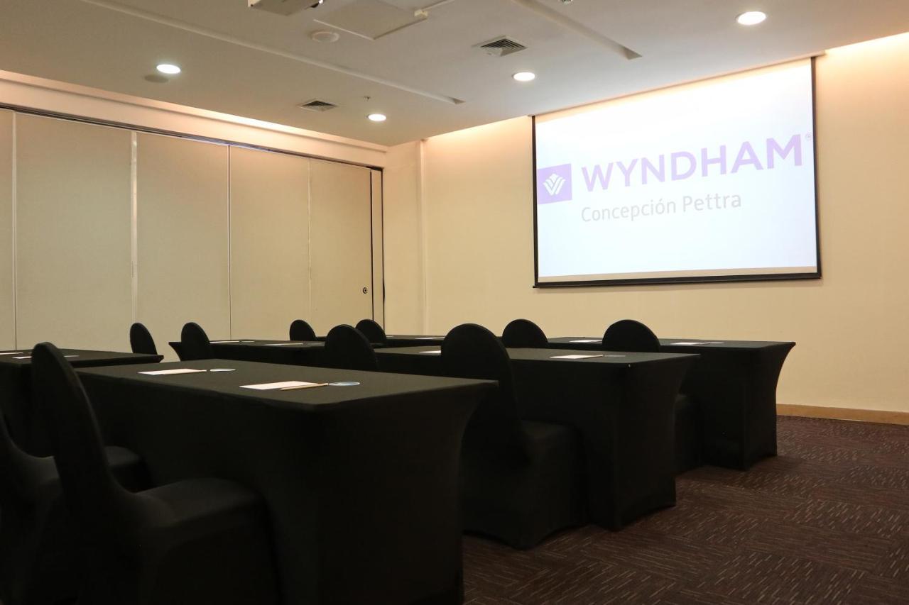 Wyndham Concepcion Pettra Otel Dış mekan fotoğraf A meeting room at the hotel