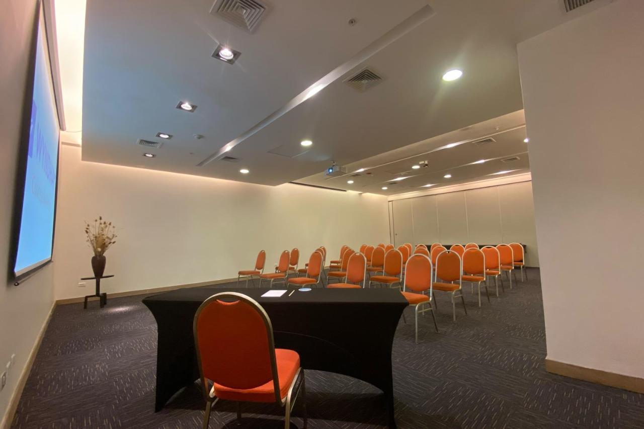 Wyndham Concepcion Pettra Otel Dış mekan fotoğraf A meeting room at the hotel
