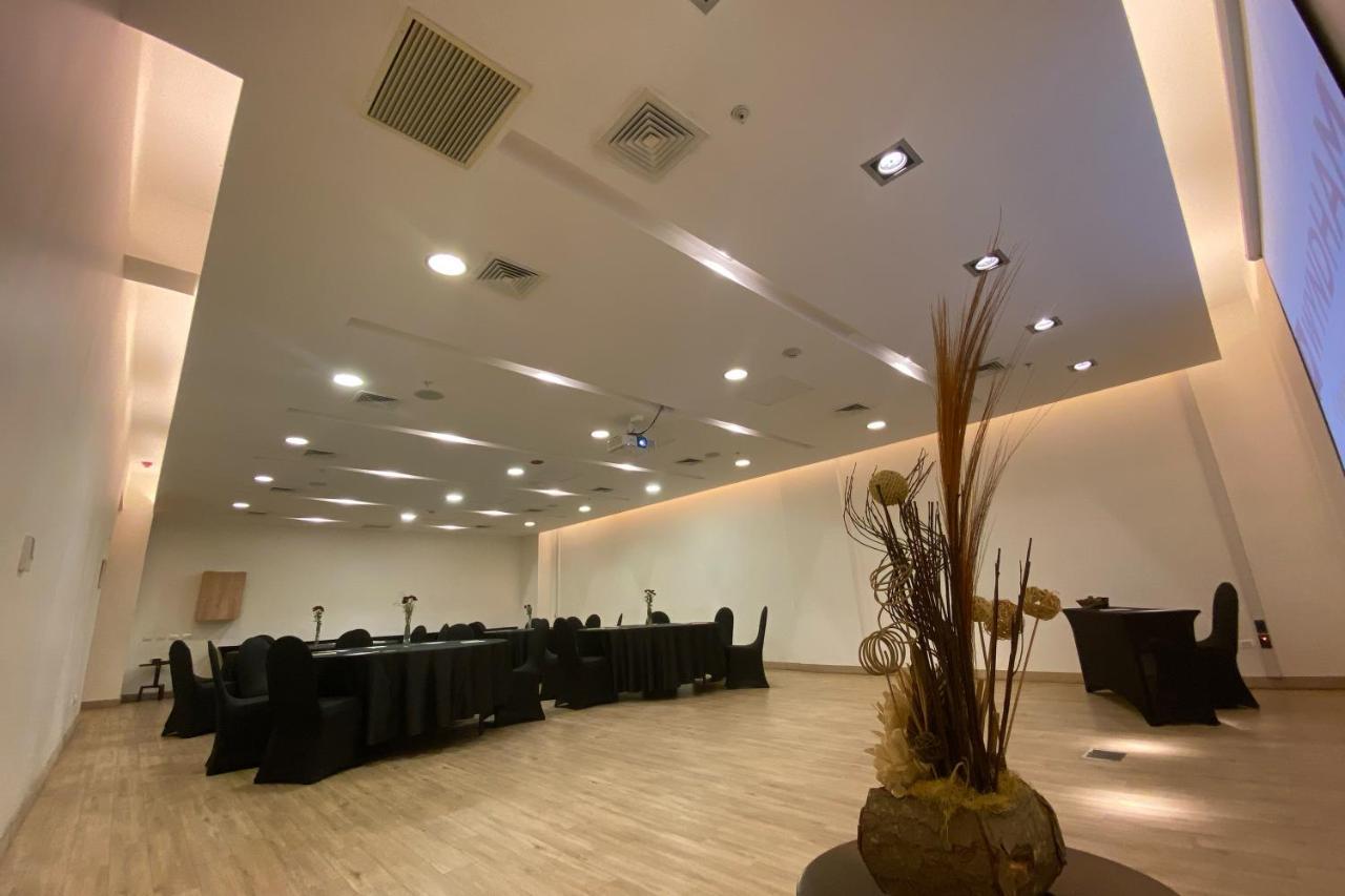 Wyndham Concepcion Pettra Otel Dış mekan fotoğraf The interior of the conference room